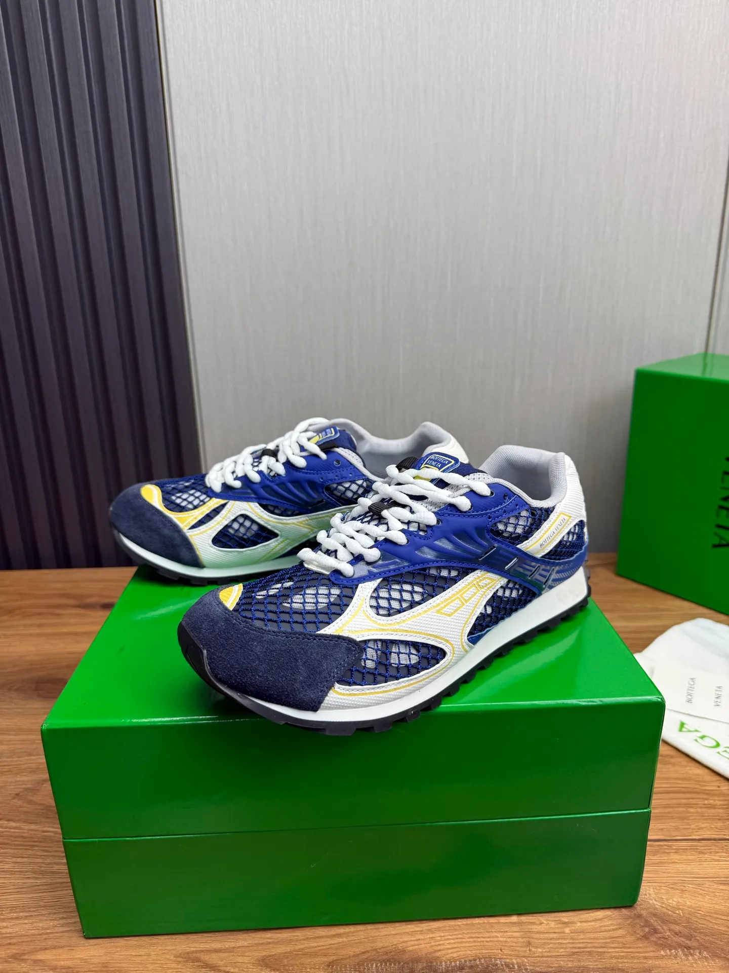 Men's men's shoes 💰620💰 BV top version 𝘽𝙊𝙏𝙏𝙀𝙂𝘼 𝙑𝙀𝙉𝙀𝙏𝘼 Orbit sneakers Wang Yibo same style couple style dad shoes 🩷💚 Runner sneakers, made of lightweight technical mesh fabric. Features a geometric patterned rubber outsole. Pay attention to the package craftsmanship ❕ High version shipping ❗️ Very nice, durable to play with and durable to make ✔️ Standard version 💯💯 The outsole is made of color-blocked TPU outsole. Women’s model 35-41 (40 41 customized) Men’s model 39-46 (45.46 customized) Equipped with original packaging